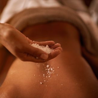 Shot of a young woman enjoying a salt exfoliation treatment at a spahttp://195.154.178.81/DATA/i_collage/pi/shoots/783620.jpg